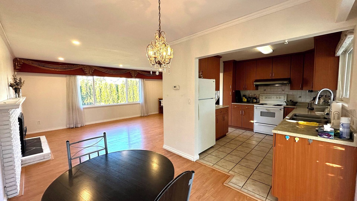 Richmond House | Beautiful Place 3 Bedrooms with Kitchen and Laundry Near Airport, Transit & Mall