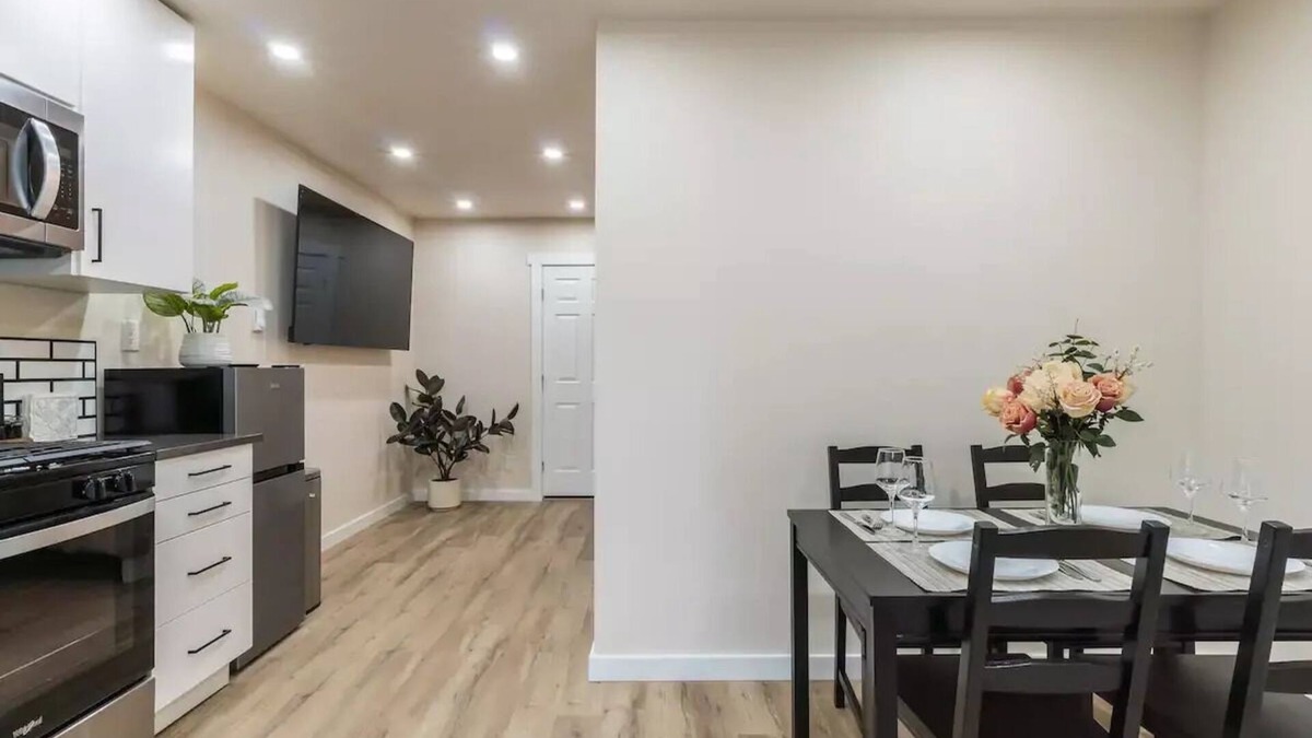 Federal Way Apartment | Beautiful place+great location with large smart TV.