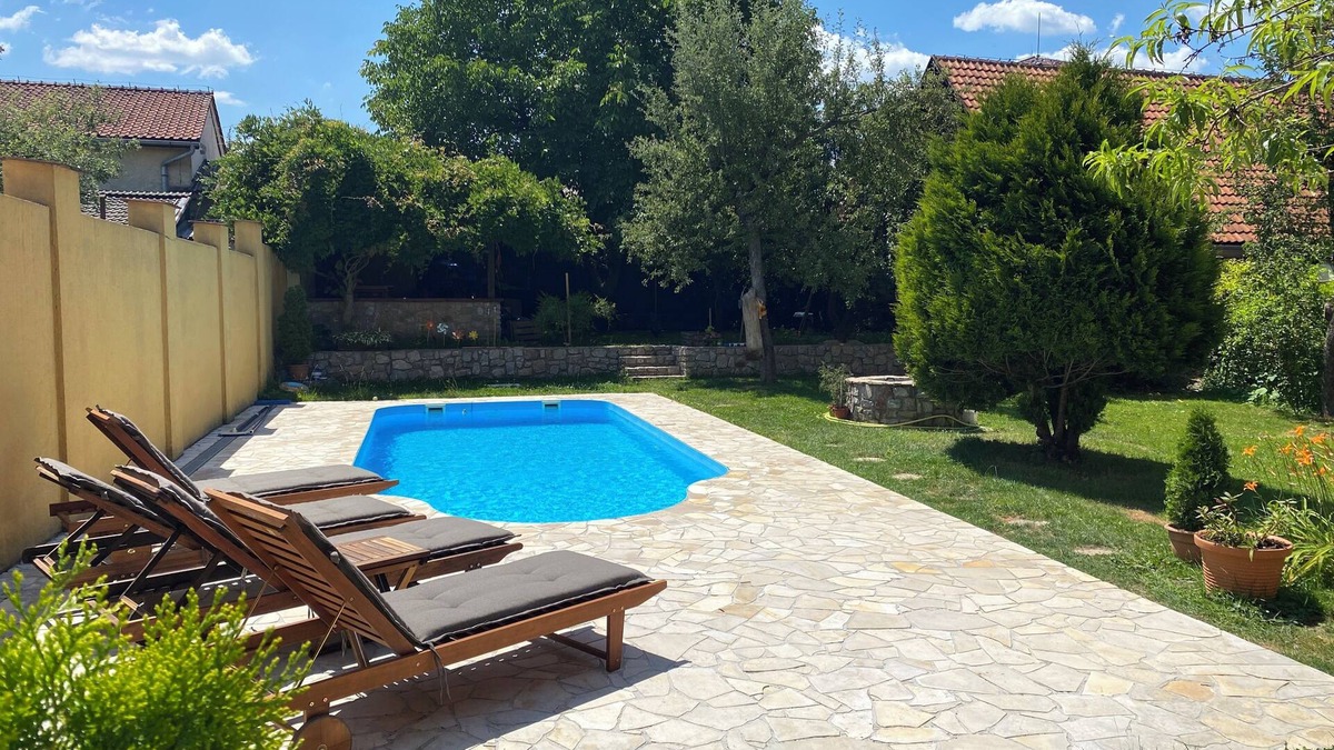 Roznava Apartment | Beautiful Poolside Oasis - Apartment Volovec