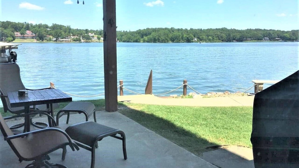 Lakeland Condo | Beautiful Poolside Condo with an Unobstructed Lake View