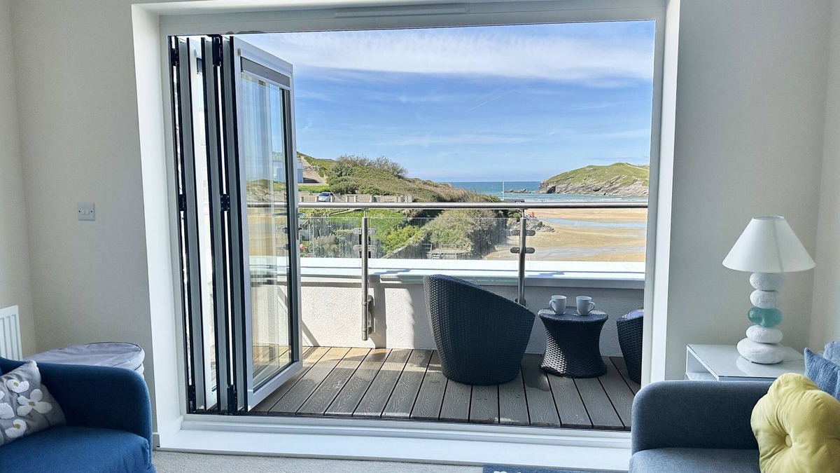 Porth Apartment | Beautiful Porth beach front 3 bedroom apartment