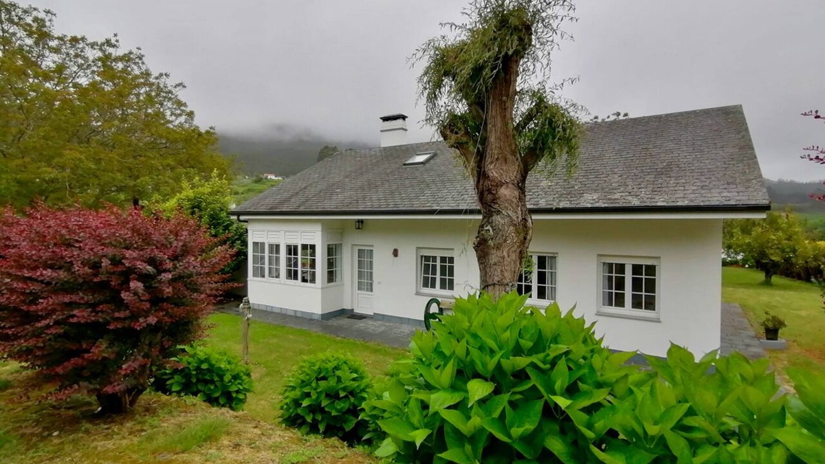 Mera de arriba Villa | Beautiful, private villa with expansive garden close to beaches.