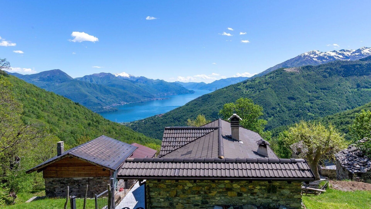 Peglio House | Beautiful private villa for 6 guests with TV, terrace and pets allowed