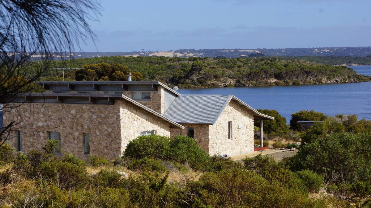 Pelican Lagoon House | Beautiful private 4-bedroom coastal Kangaroo Island holiday home