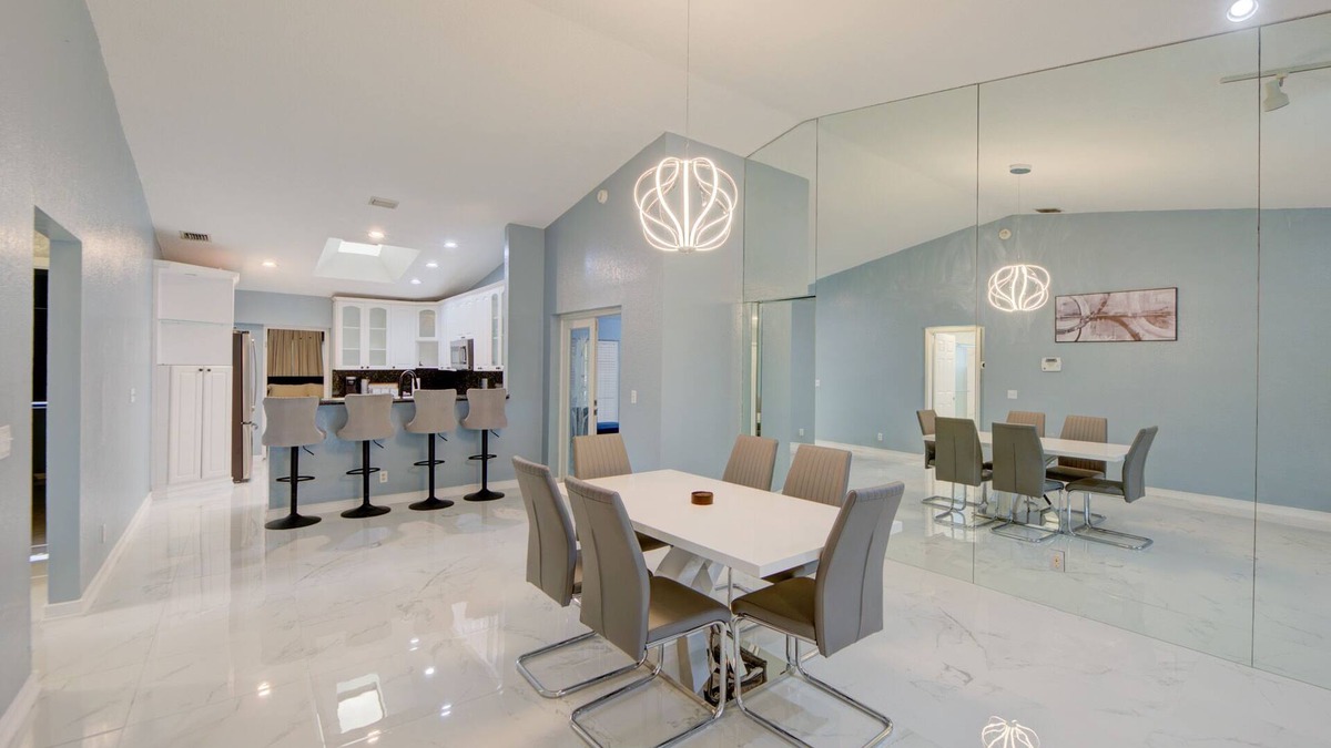 Sunrise House | Beautiful private 4-bedroom/2-bath lakeview house in Sunrise