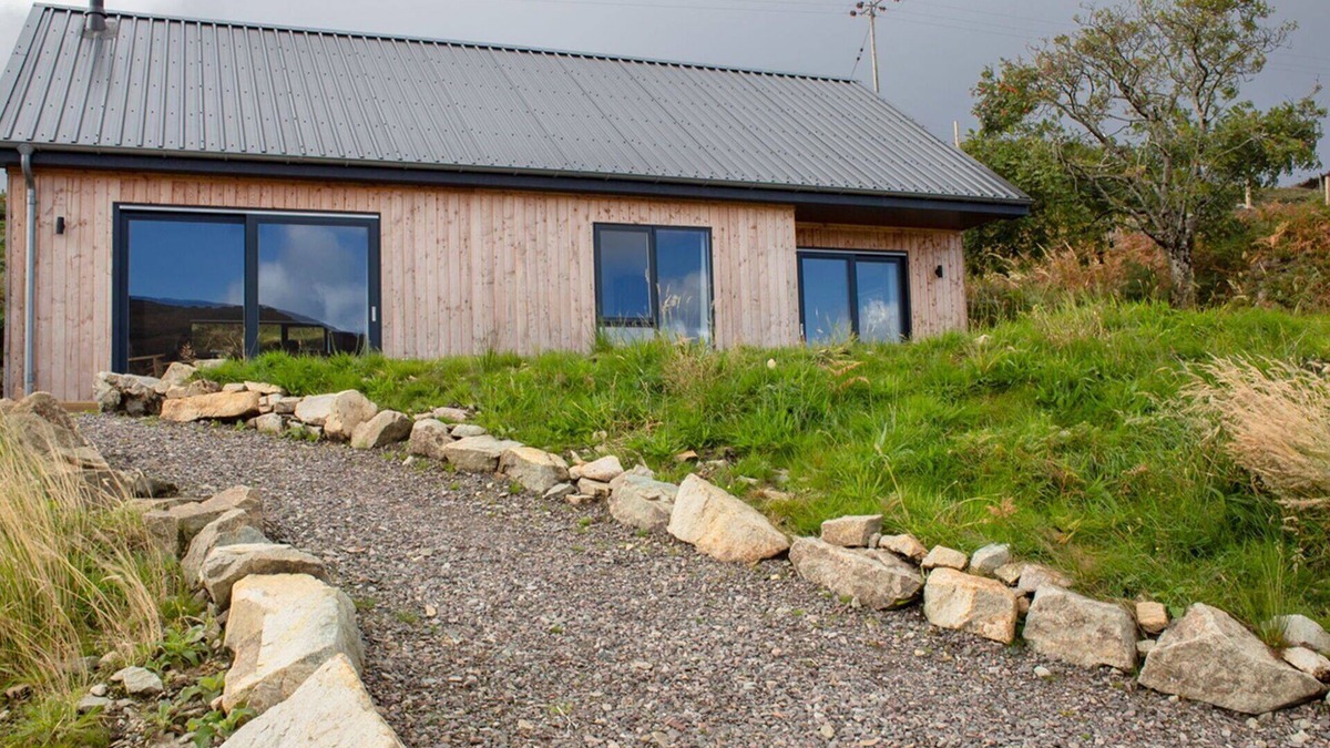 Breakish House | Beautiful private villa for 2 people with WIFI, TV, terrace and pets allowed