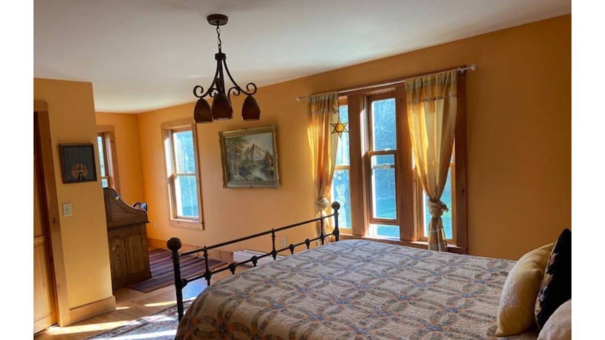 Marshfield House | Beautiful Private home on 75 acres 5 min from rt 2