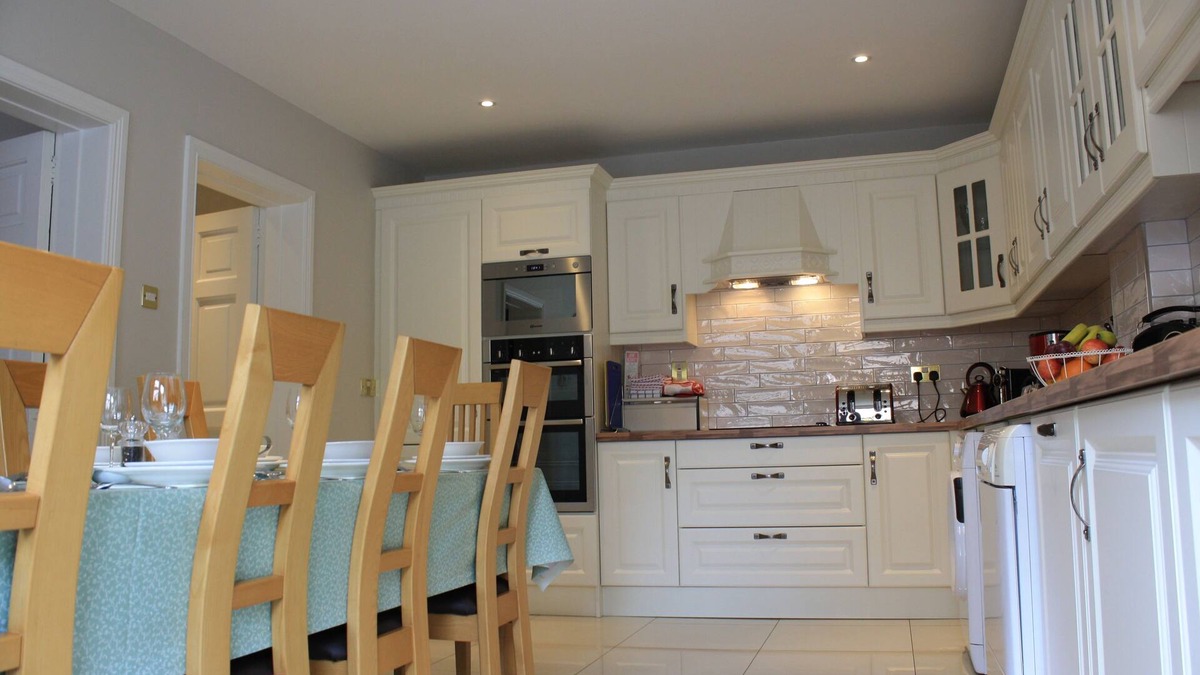 Killarney House | Beautiful private home in Killarney Town Centre - Free Parking /WiFi sleeps 10