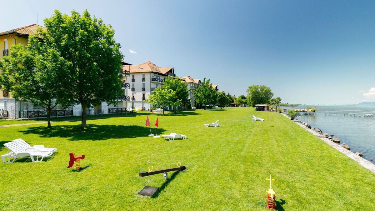 Balatonoszod House | Beautiful private villa for 10 people with WIFI, A/C, TV, terrace and parking
