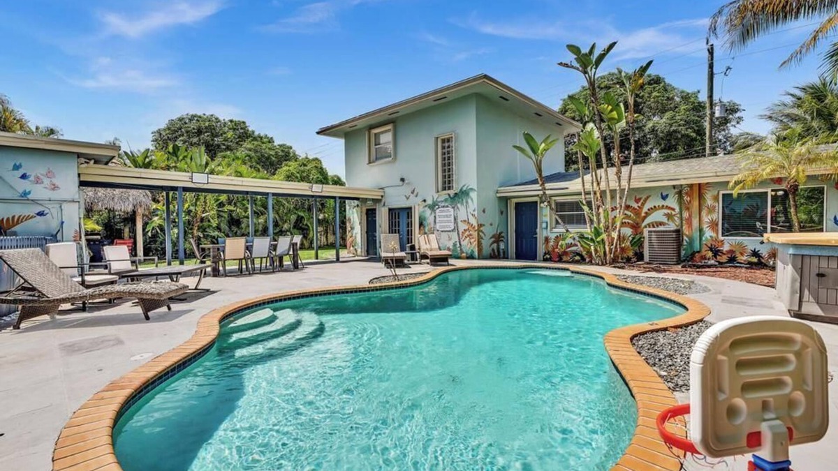 Parkside House | BEAUTIFUL PRIVATE RESORT 7 bedrooms 5 baths pool house