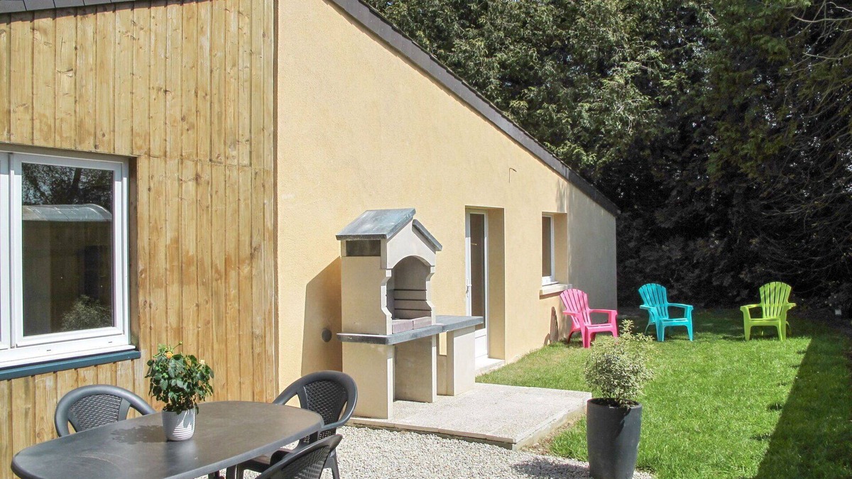 Le Mesnil House | Beautiful private villa for 6 guests with WIFI, TV, terrace and pets allowed