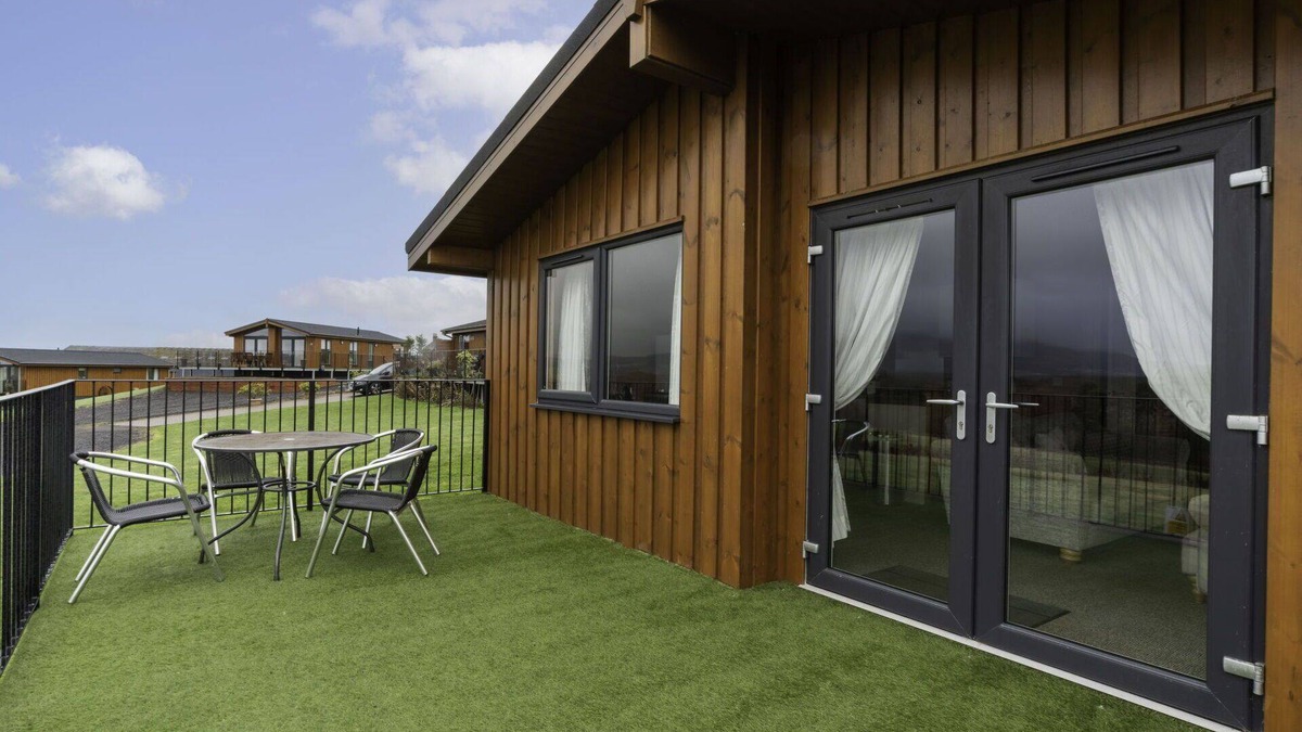 Kinross House | Beautiful private villa for 6 guests with WIFI, TV, balcony, pets allowed and parking