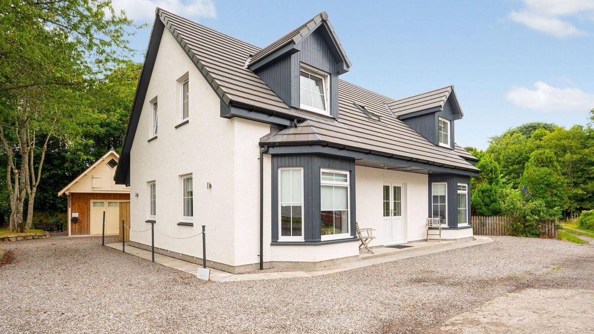 Drumnadrochit House | Beautiful private villa for 8 guests with WIFI, TV, patio, pets allowed and parking