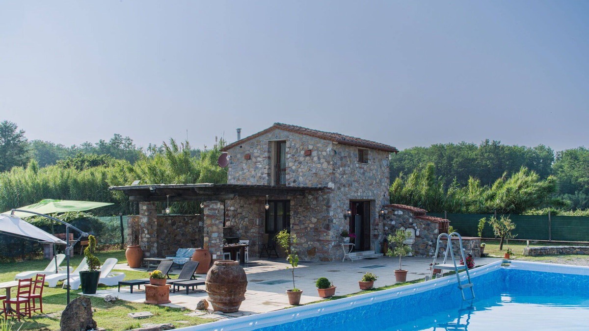 Castelvecchio House | Beautiful private villa with WIFI, hot tub, A/C, private pool, TV, terrace, pets allowed and par.