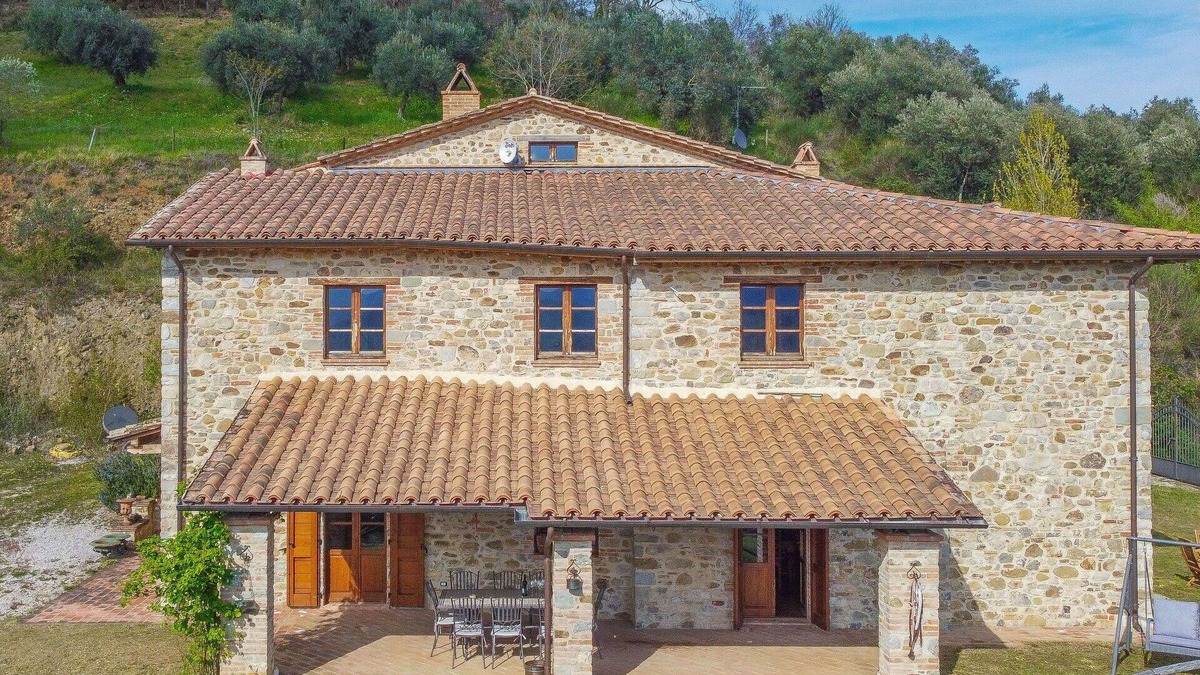 Umbertide Villa | Beautiful private villa for 10 people with WIFI, TV, balcony, pets allowed and parking