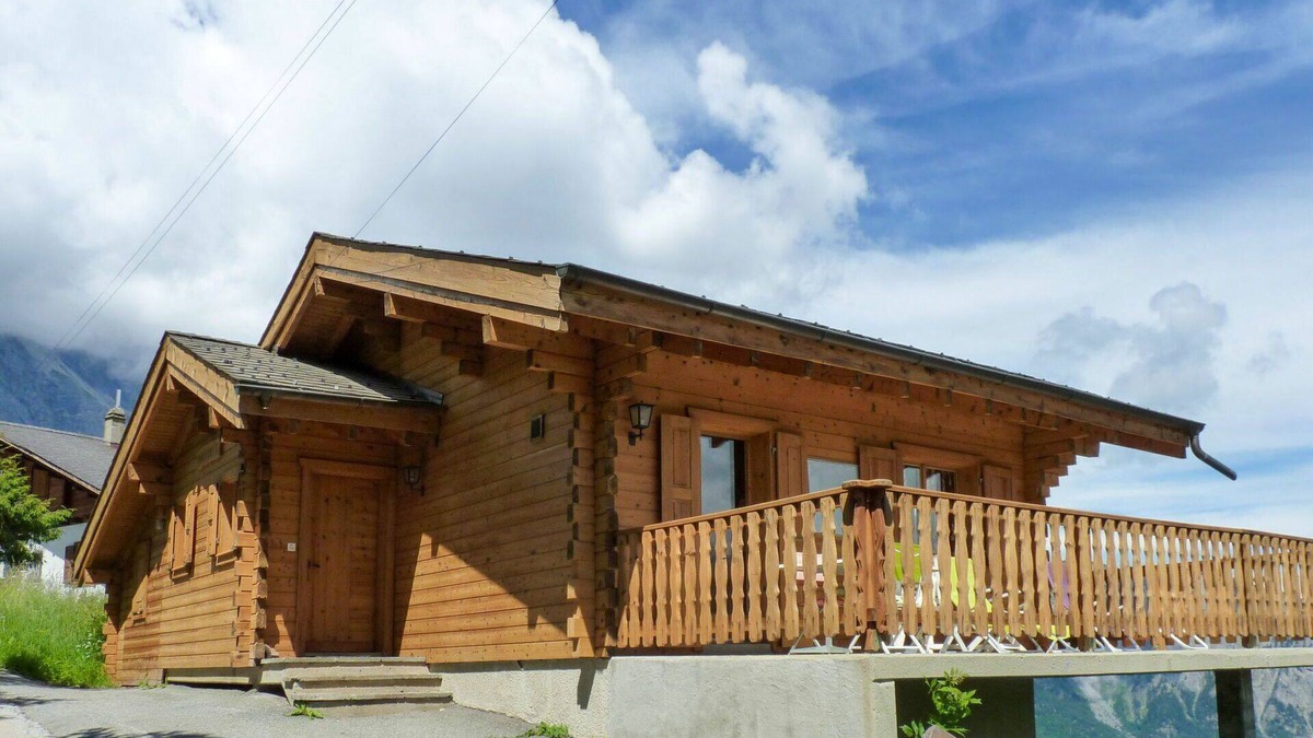 Leytron House | Beautiful private villa for 8 guests with TV, terrace and pets allowed