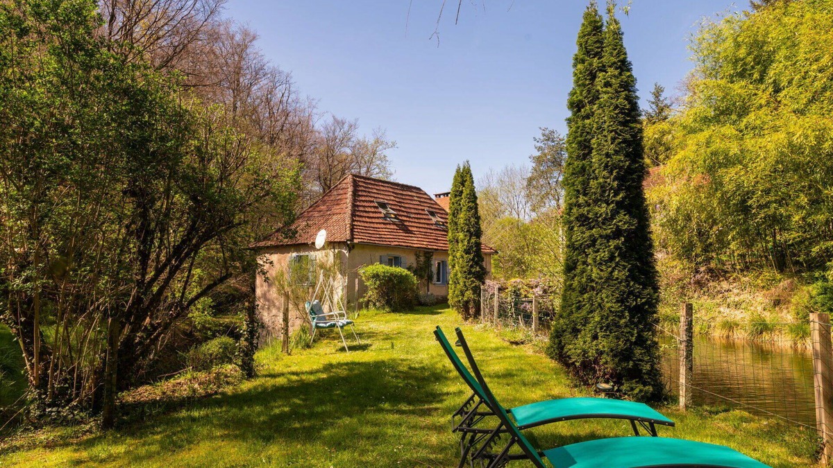 Teyssieu House | Beautiful private villa for 4 guests with TV, terrace, pets allowed and parking