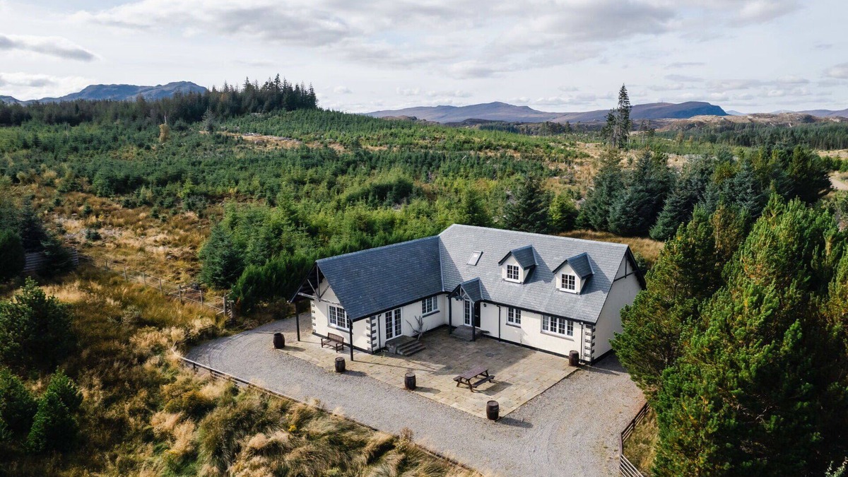 Loch Ness House | Beautiful private villa for 6 guests with WIFI, TV, patio, panoramic view and parking