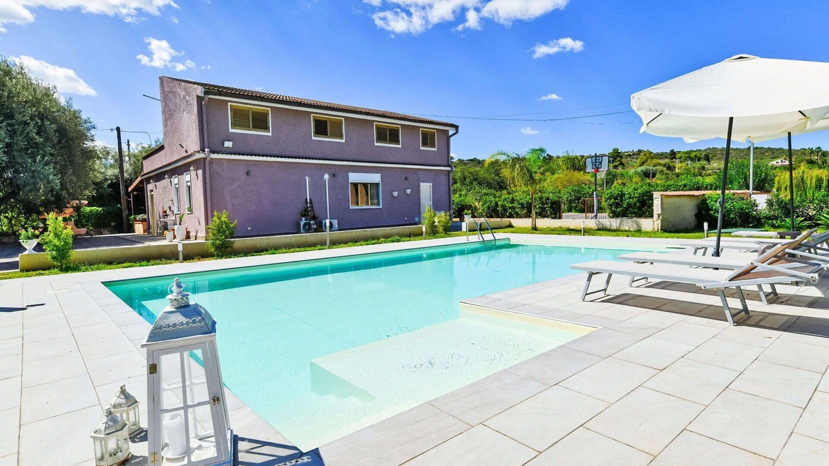 Floridia Villa | Beautiful private villa for 6 people with WIFI, A/C, private pool, TV and patio