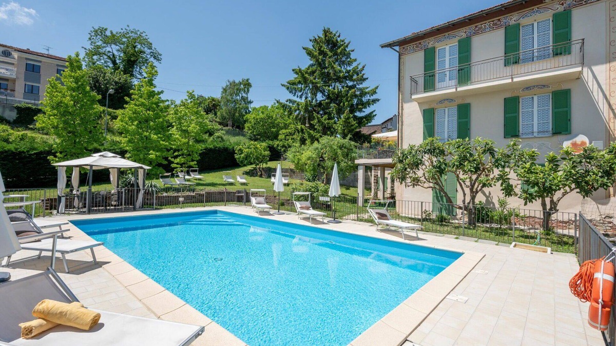 La Morra Villa | Beautiful private villa for 8 guests with private pool, WIFI, TV, patio and parking