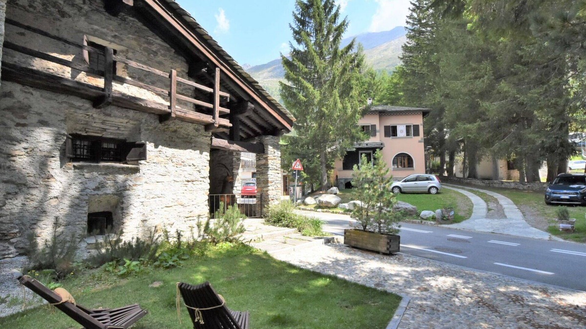 Madesimo House | Beautiful private villa for 8 guests with WIFI, hot tub, TV, terrace, pets allowed and parking