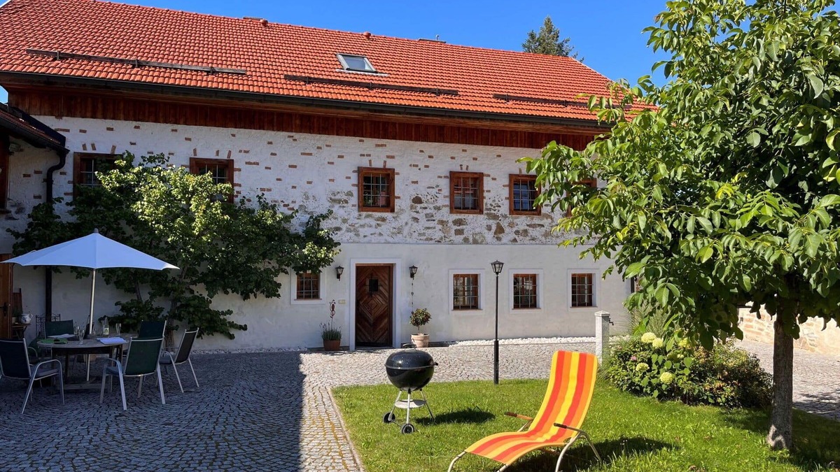 Regau Villa | Beautiful private villa for 8 guests with WIFI, TV, terrace and pets allowed