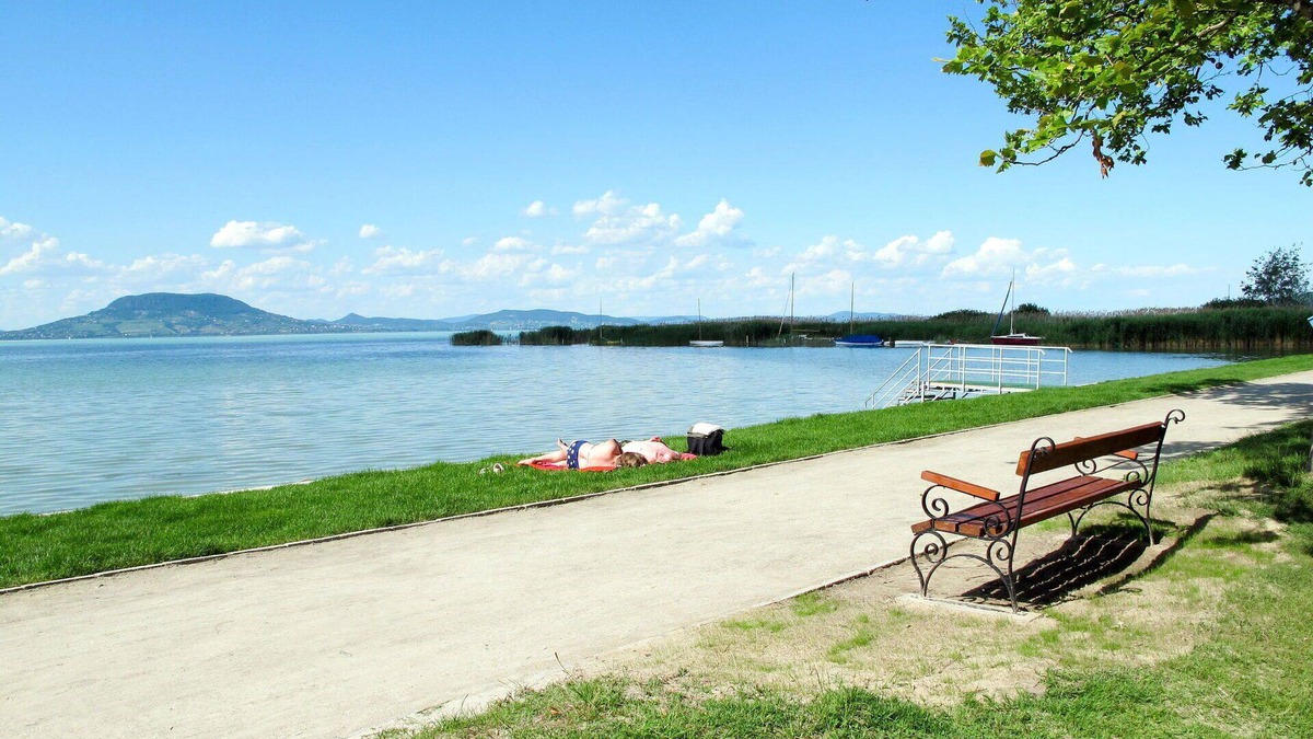 Balatonfenyves House | Beautiful private villa for 6 people with TV, terrace and pets allowed