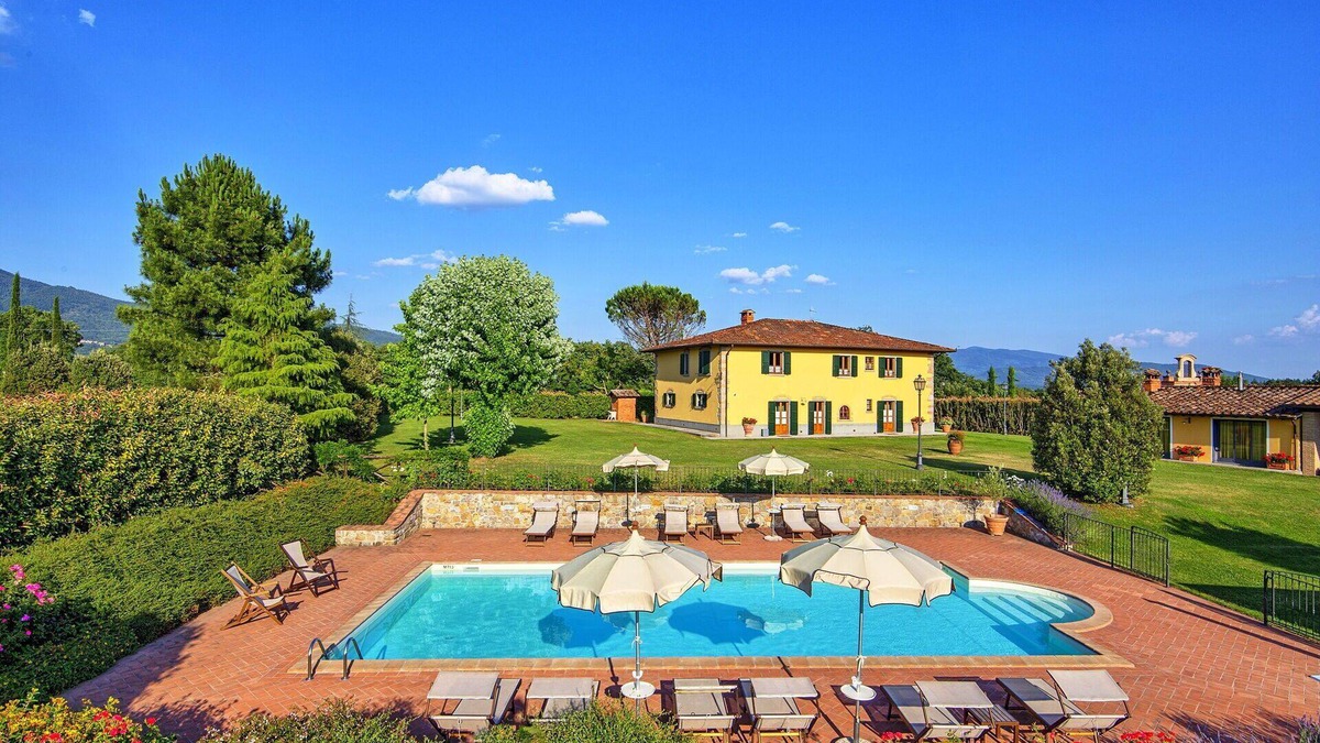Porrena Villa | Beautiful private villa with private pool, WIFI, TV, patio, pets allowed, panoramic view and par.