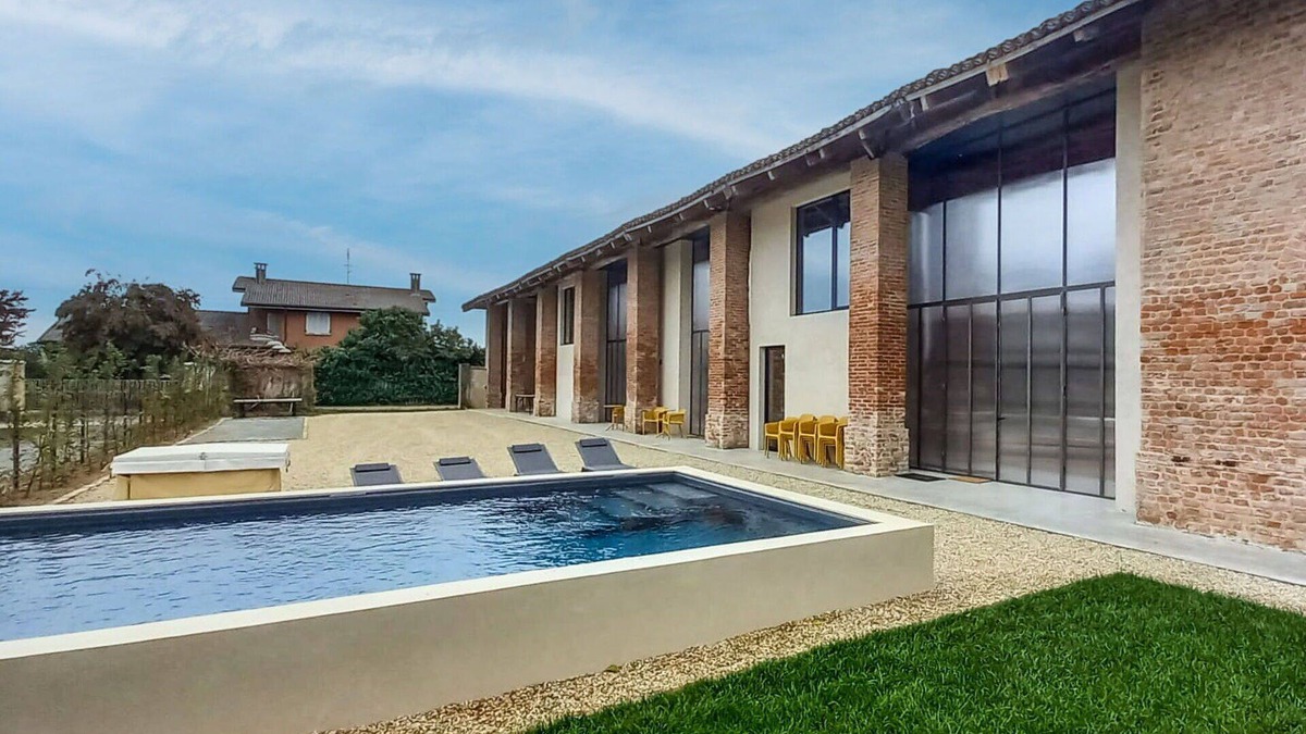 Poirino Villa | Beautiful private villa for 14 guests with WIFI, A/C, private pool, hot tub, TV, patio and parking