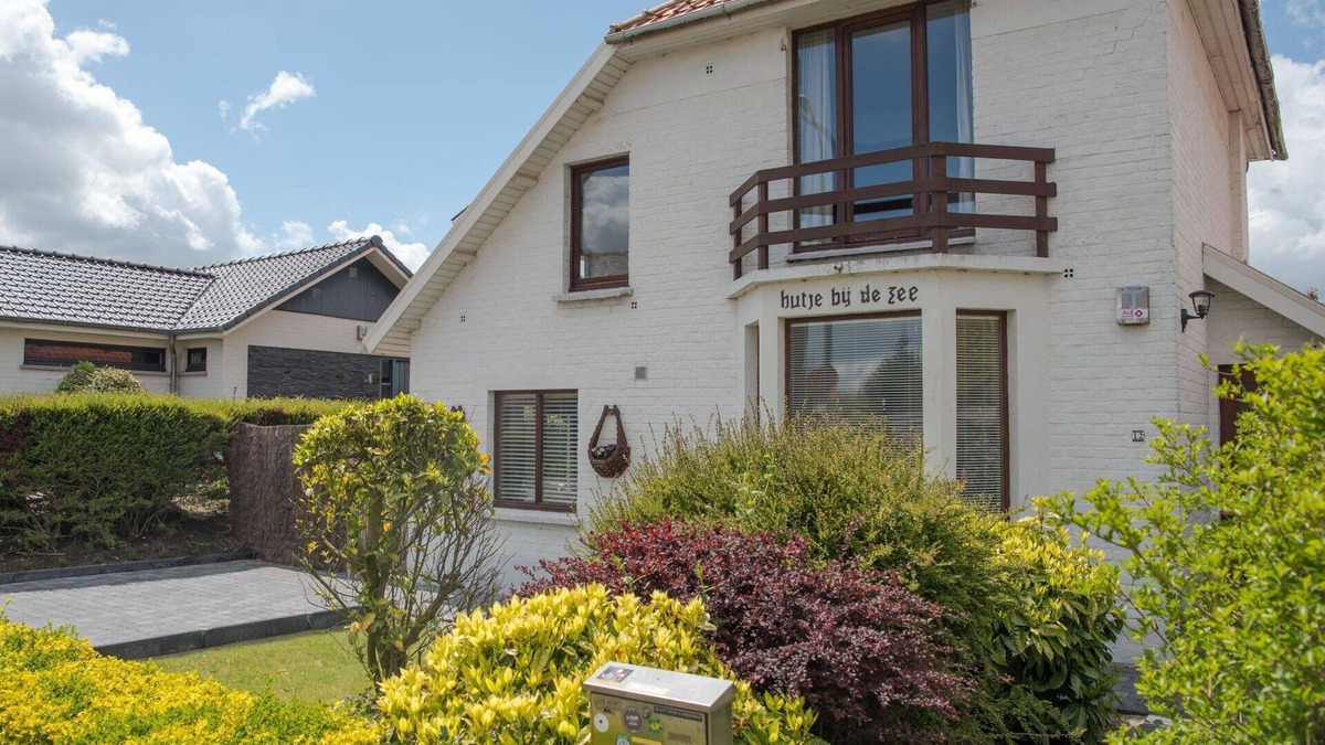 Bredene Villa | Beautiful private villa for 4 guests with hot tub, WIFI, TV and parking