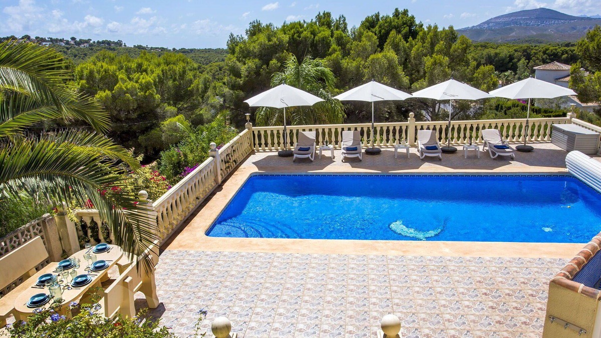 Media Luna Villa | Beautiful private villa for 6 guests with WIFI, A/C, private pool, TV, patio and parking