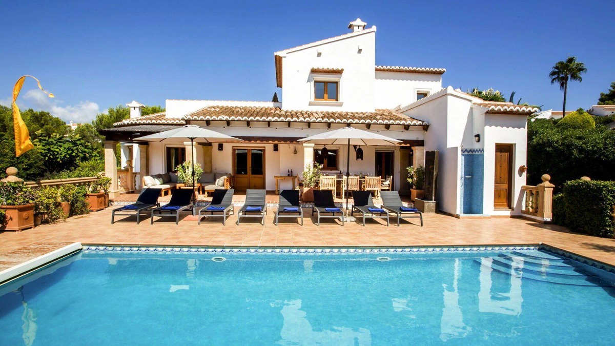Media Luna Villa | Beautiful private villa for 8 people with WIFI, private pool, A/C, TV, patio and parking