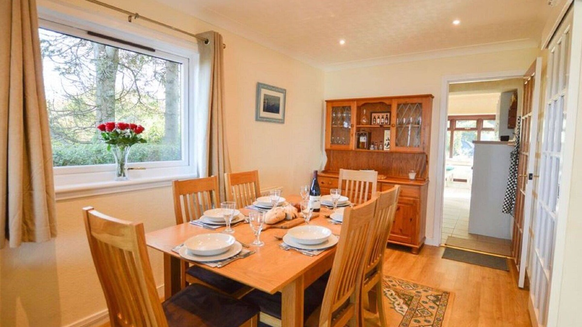 Connel House | Beautiful private villa for 6 people with WIFI, TV, pets allowed and parking
