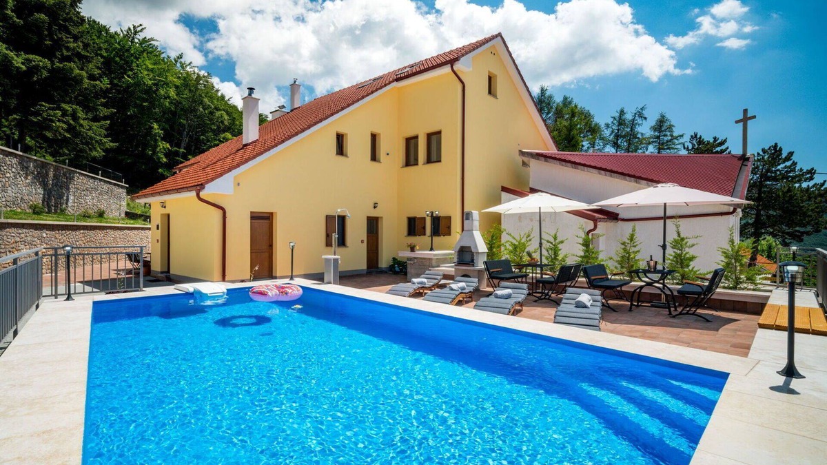 Senj House | Beautiful private villa for 12 people with private pool, WIFI, TV, terrace, pets allowed and par.