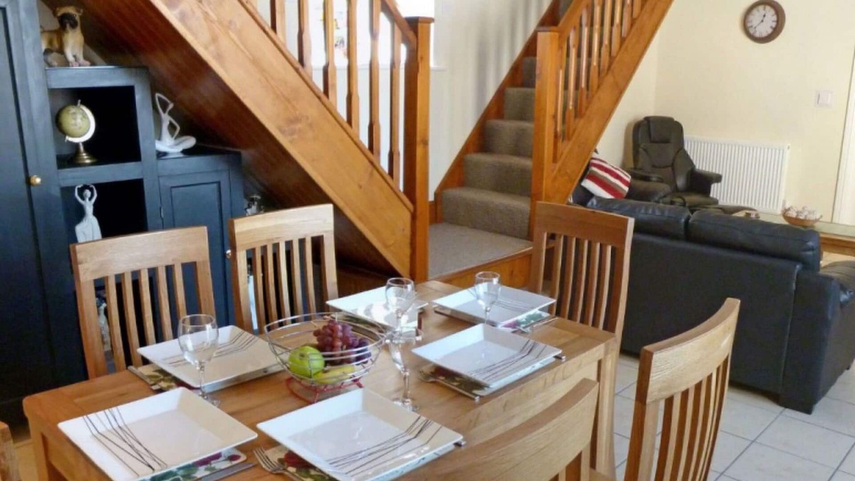 Margam Villa | Beautiful private villa for 6 guests with WIFI, TV, patio, pets allowed and parking