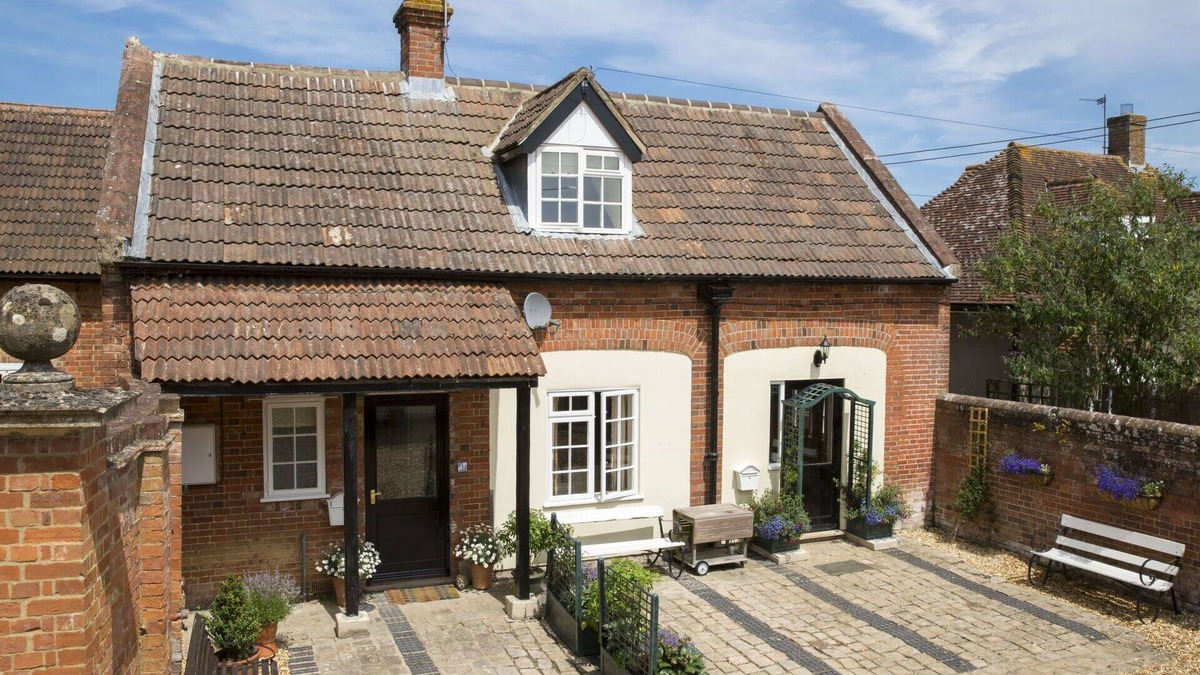 Worton House | Beautiful private villa for 8 people with WIFI, TV and parking
