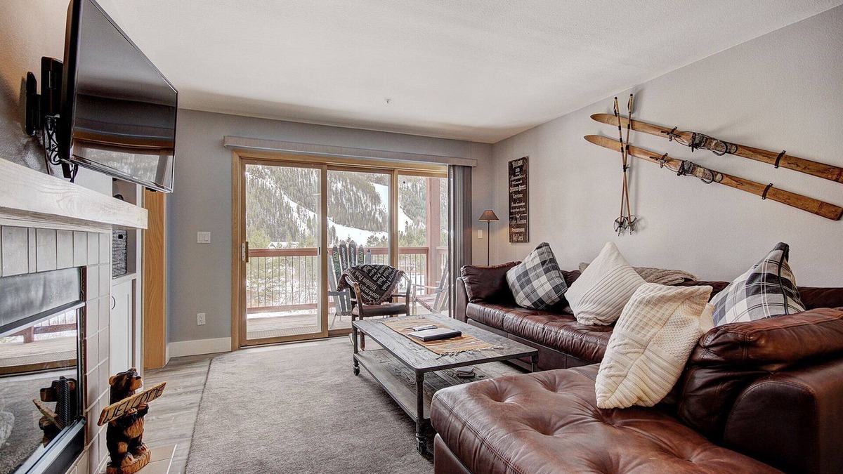 Mountain House Condo | Beautiful Property/Stunning Views/Walk to the Slopes/Shared Hot Tub