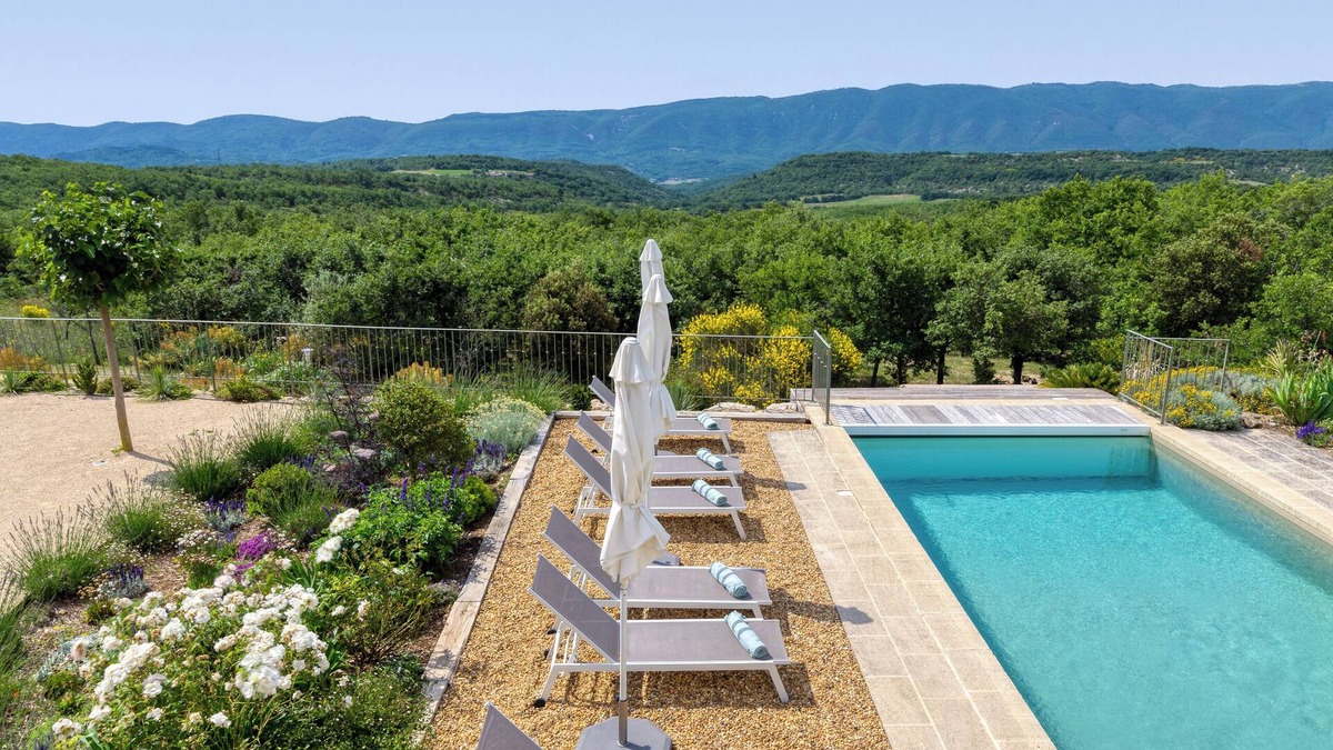 Viens House | Beautiful Provencal Bastide - panoramic view of the Luberon - heated pool