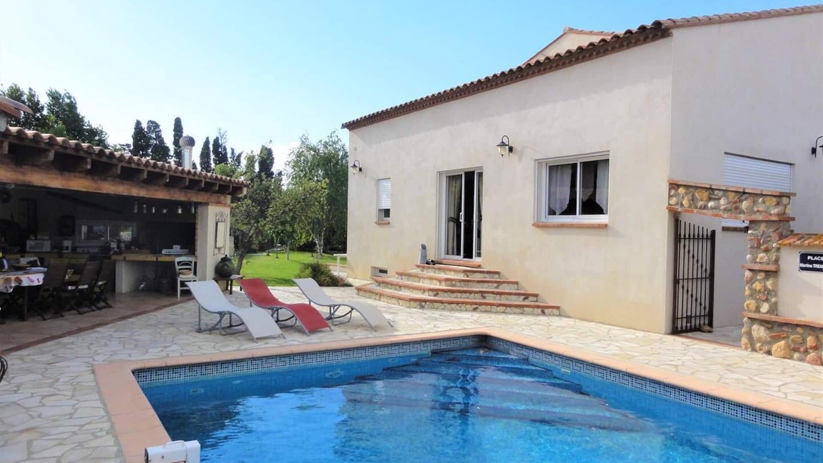 Bompas House | Beautiful quiet residential villa, large summer kitchen and private swimming pool