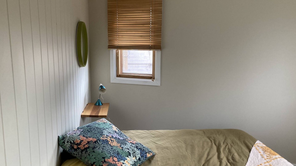 Preston House | Beautiful, quiet well-lit room in Preston with breakfast included!