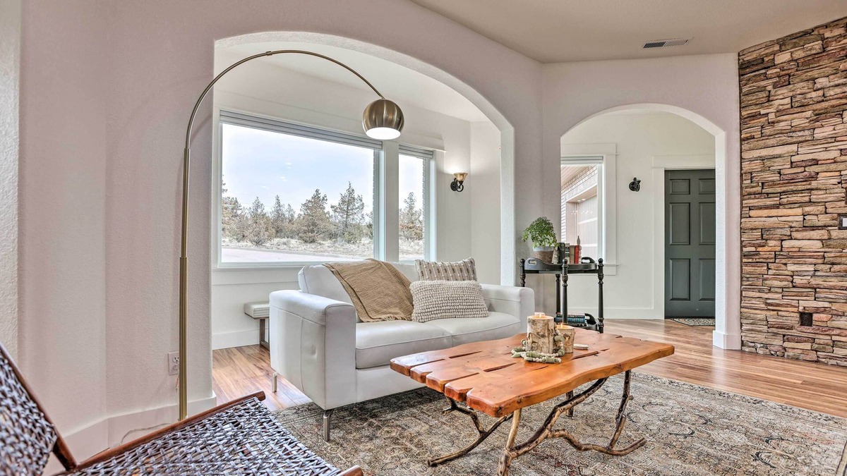 Powell Butte House | Beautiful Ranch Home w/Cascade Mountain View
