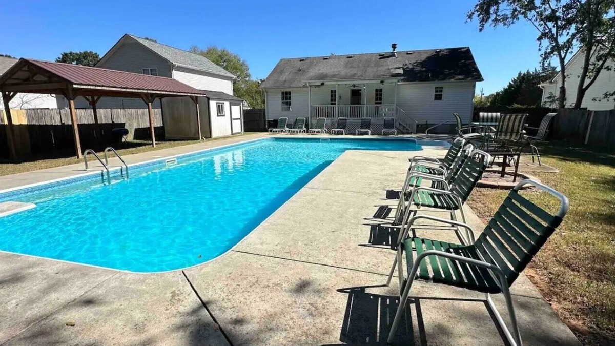 Aragon House | Beautiful Ranch Style House With Pool