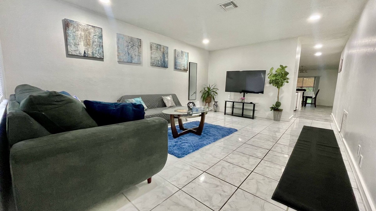 North Lauderdale House | Beautiful Relaxing 3 Bedroom & 2 Bathroom Home