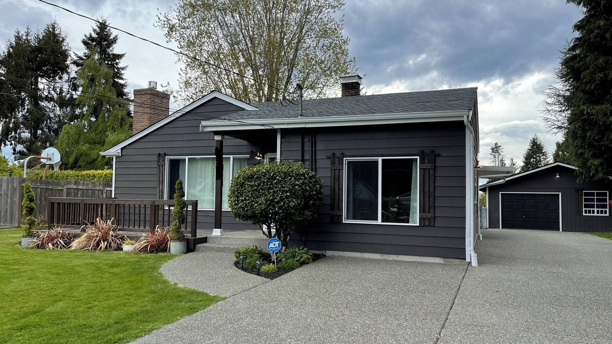 University Place House | Beautiful, relaxing 3-bedroom house with a private large yard