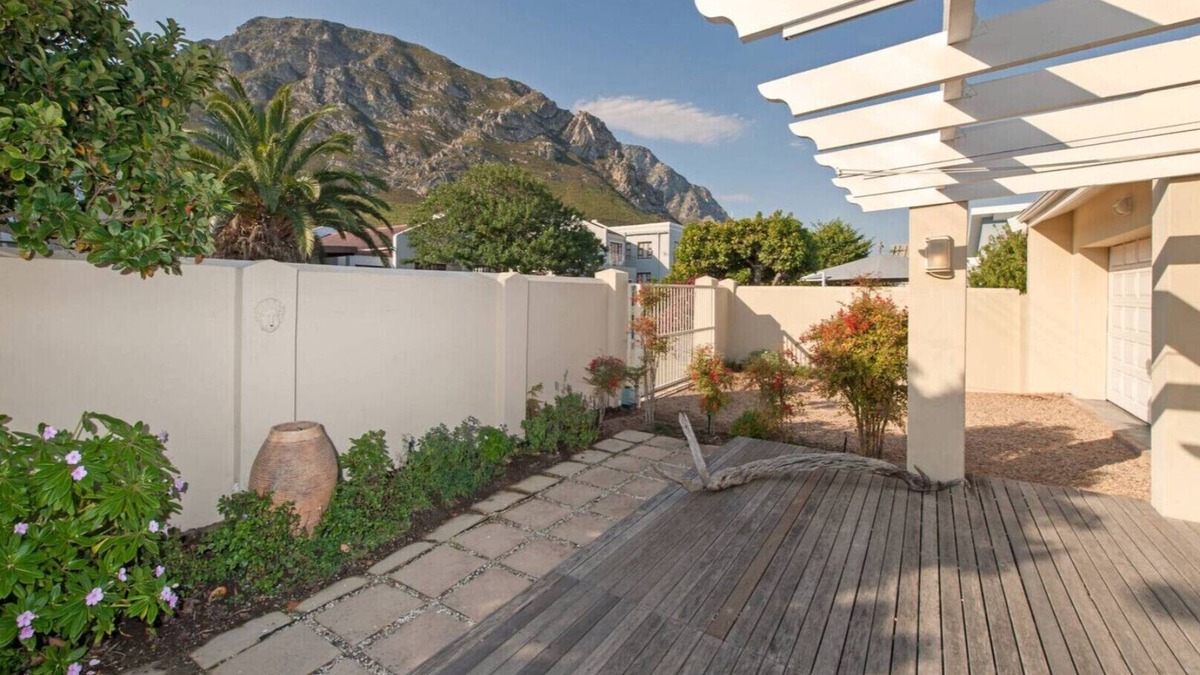 Voelklip House | Beautiful relaxing Hermanus home