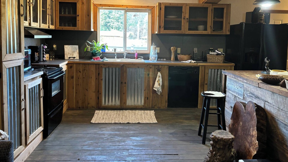 Yelm Apartment | Beautiful remodeled 3-bedroom bunkhouse. Family/Pet friendly. Lots of amenities.