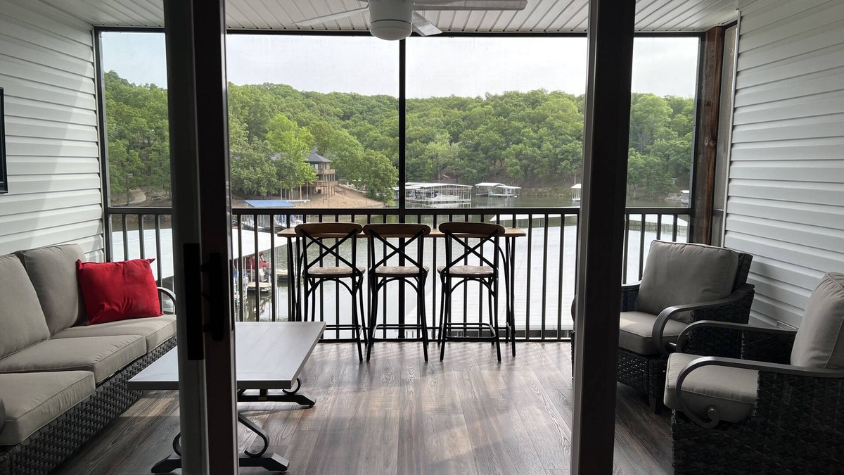 Lakeland Condo | Beautiful Remodeled Fully Furnished 2BR 2BA Condo W/Pool