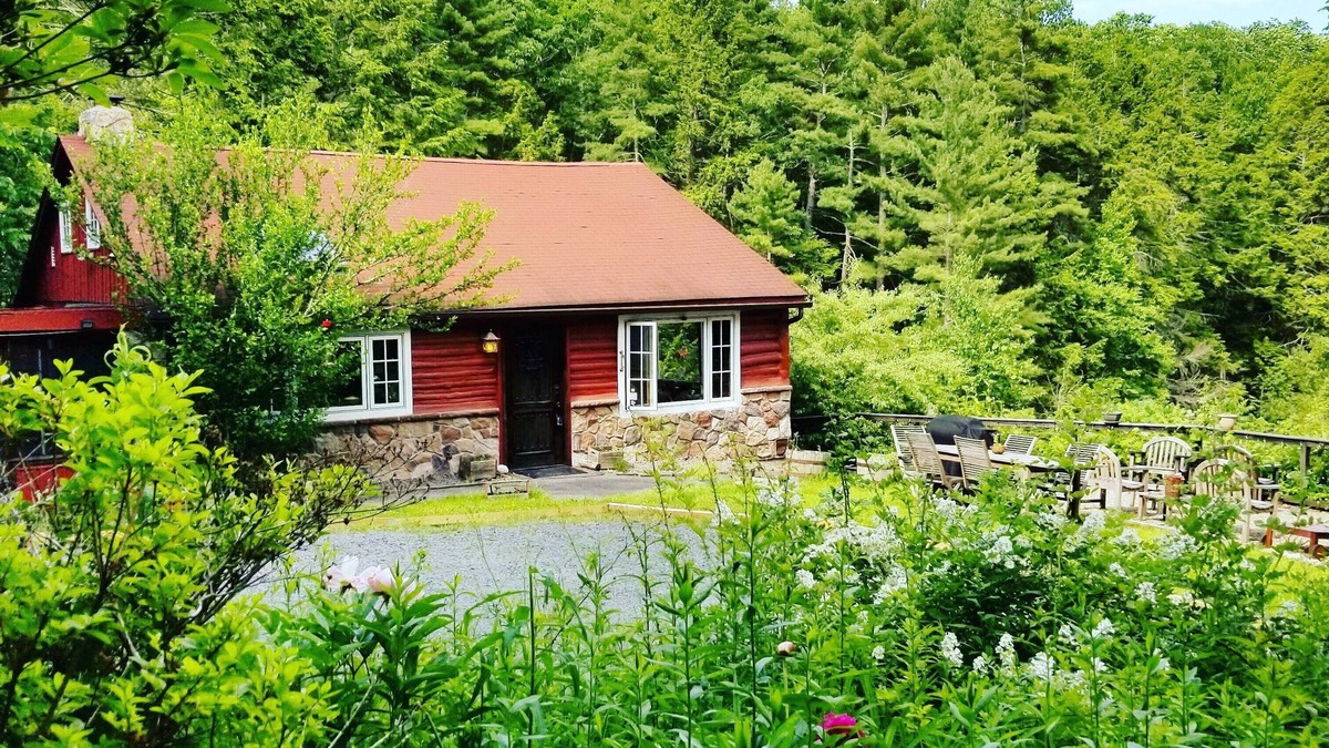 Wurtsboro Cabin | Beautiful, remote Catskills cabin over waterfall with amazing views & hot tub