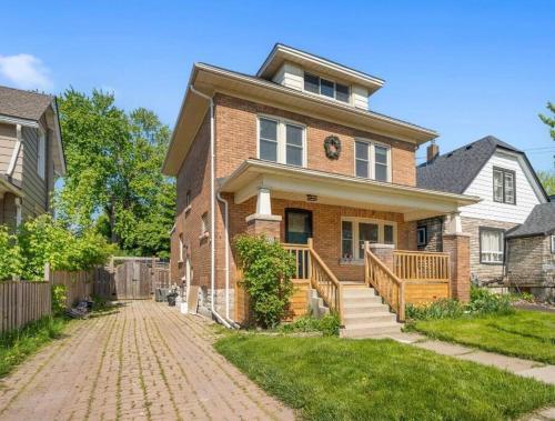 Niagara Falls House | Beautiful Renovated Oasis