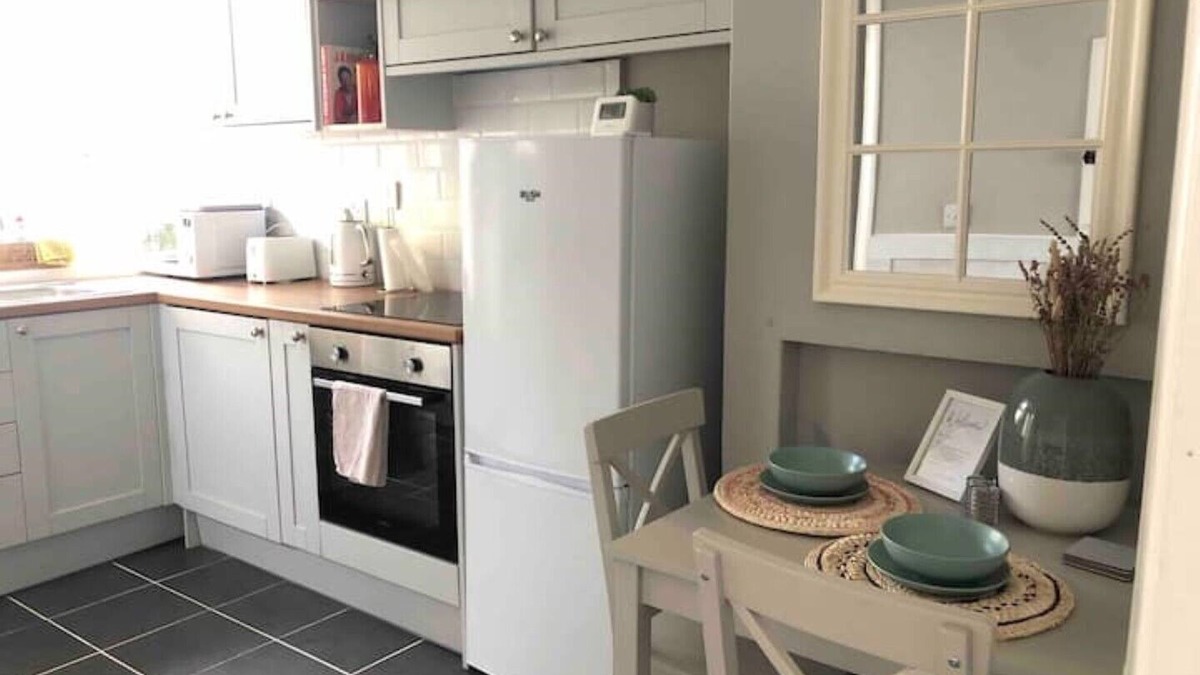 Wigston Cottage | Beautiful, renovated 1 Bedroom Cottage, with private yard. Great location.